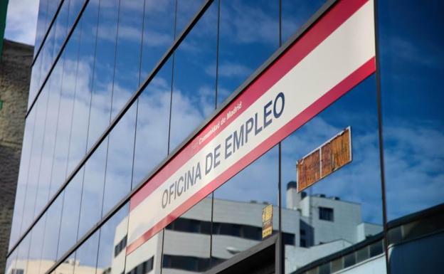 Cuándo se cobra el paro en septiembre: los bancos que adelantan el pago