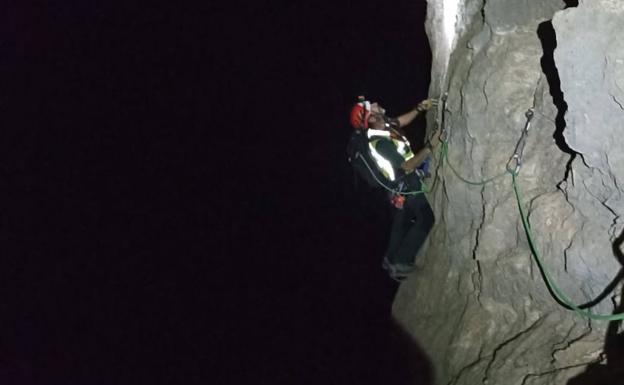 Rescatan a dos montañeros enriscados en una zona de escalada de Vélez de Benaudalla