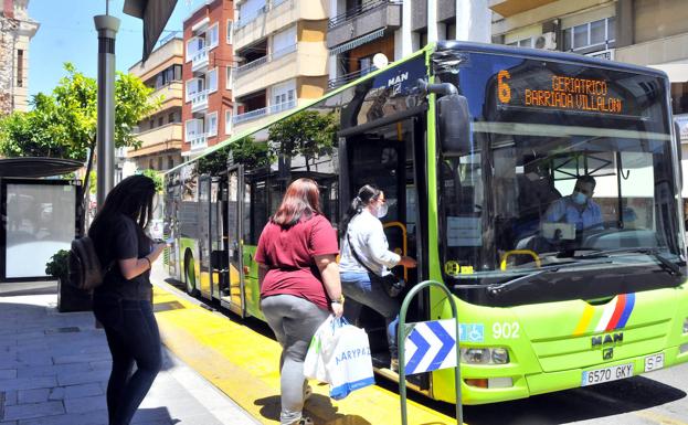 El alcalde apuesta por abordar en breve la renovación de la flota de autobuses