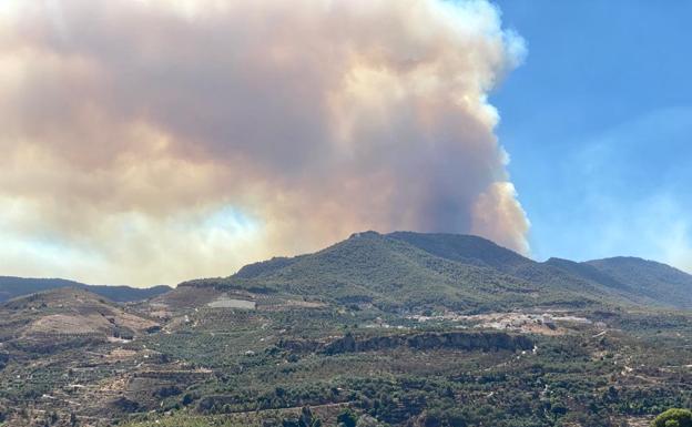 La entrada de viento sur complica el incendio en Los Guájares y se movilizan todos los medios posibles