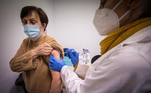Salud pondrá a los mayores de 80 años la cuarta dosis junto con la vacuna de la gripe