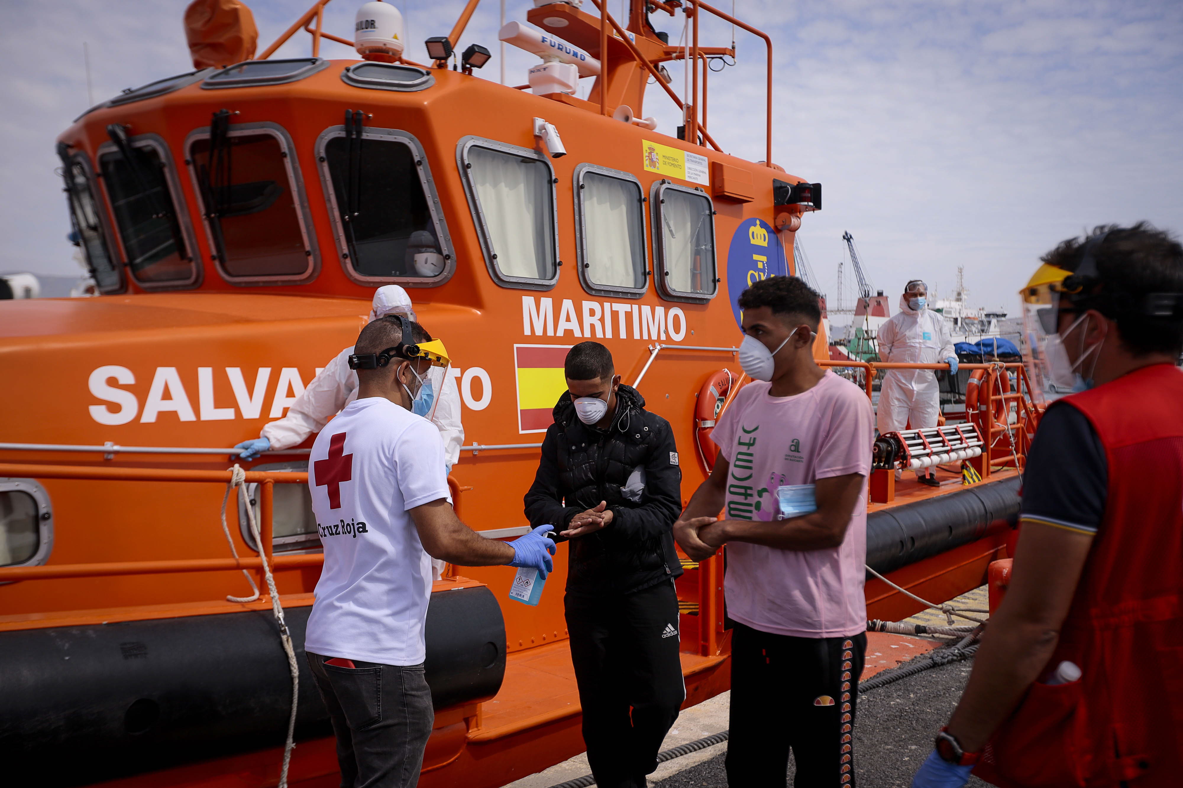 Rescatada una veintena de migrantes de una patera en el Cabo de Gata
