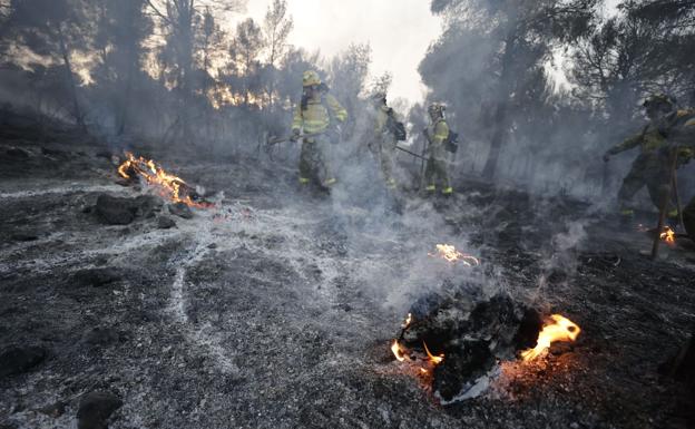 El bombero forestal evacuado de Los Guájares sufrió una angina de pecho