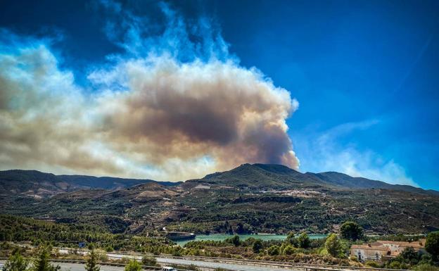 Un experto avisa sobre los efectos del humo del incendio de Los Guájares: «Puede ser peligroso»