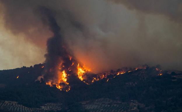 Vecinos de Ízbor y Acebuches abandonan sus casas por temor al fuego