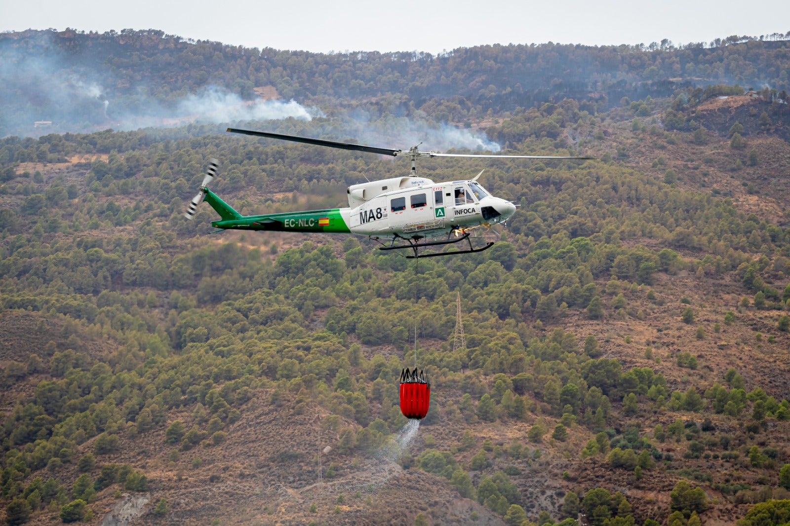 Sánchez muestra su apoyo a los bomberos y a los vecinos afectados por el incendio de Los Guájares