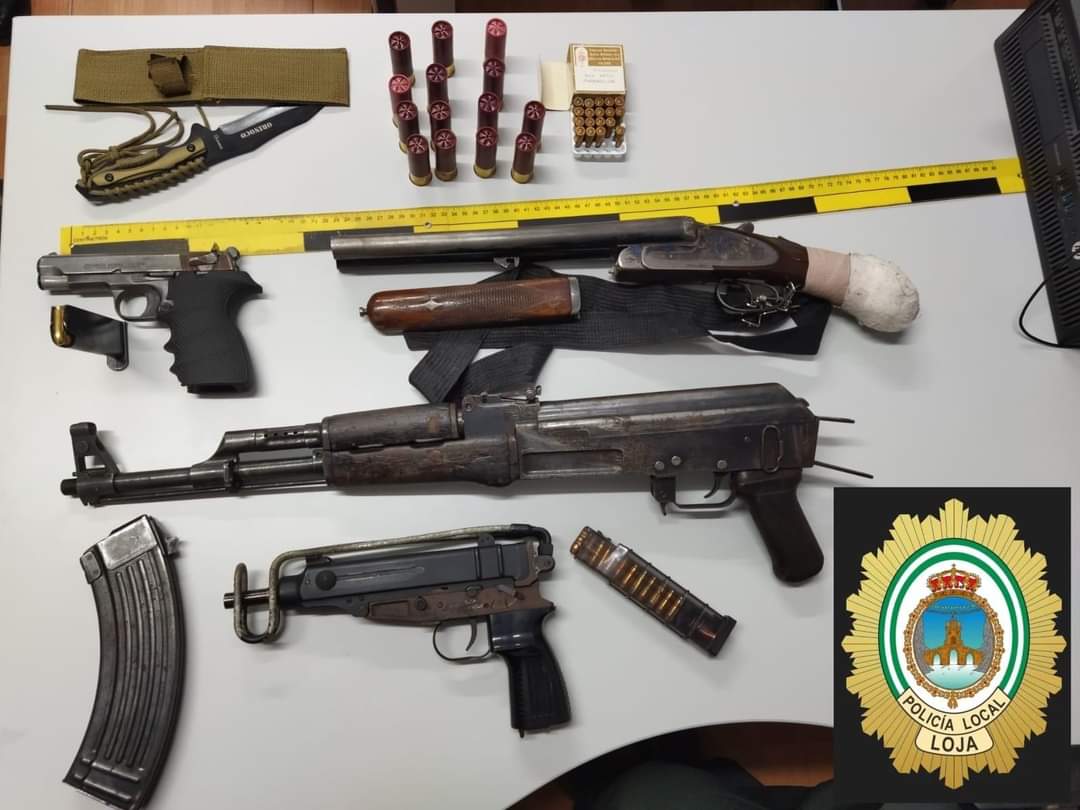 Detenidos dos hombres en Loja que portaban en el coche varias armas de fuego, un machete y munición