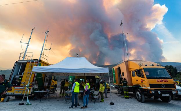 Más de 2.500 personas se han implicado en el dispositivo para frenar el fuego en Los Guájares y el Valle