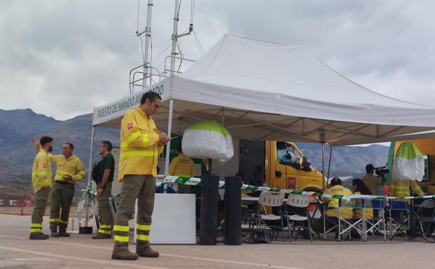 Un centenar de efectivos y dos helicópteros trabajan para dar por controlado el incendio