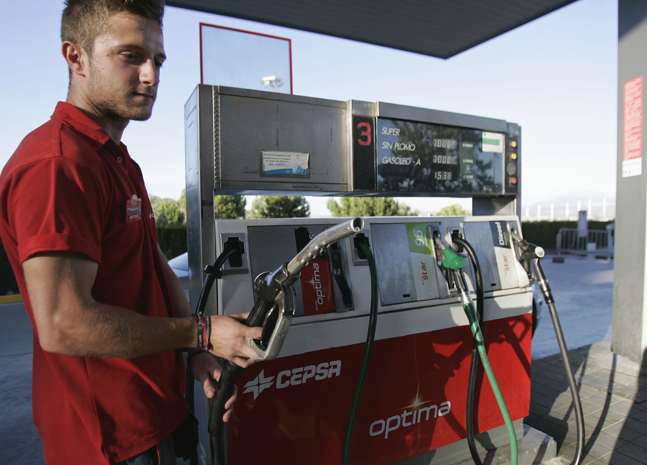 Las tarjetas bancarias para ahorrar hasta un 12% en combustible: ¿qué gasolineras las aceptan?