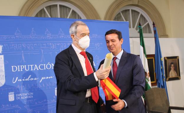 Ambrosio Sánchez recibe el Escudo de Oro de la provincia tras una vida entregada al deporte