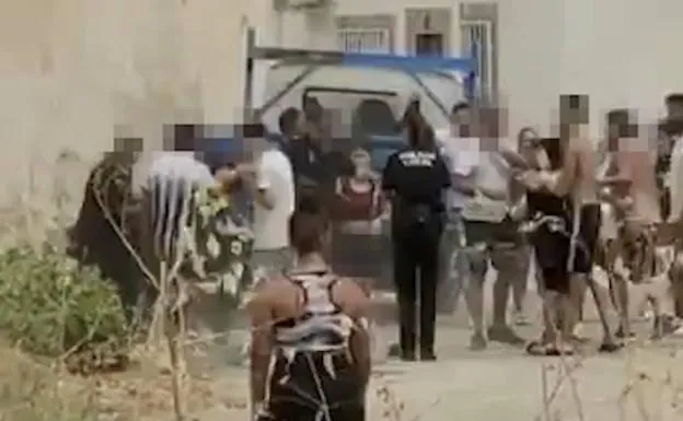 Una muchedumbre se enfrenta a la Policía Local de Loja e impide la detención de un prófugo