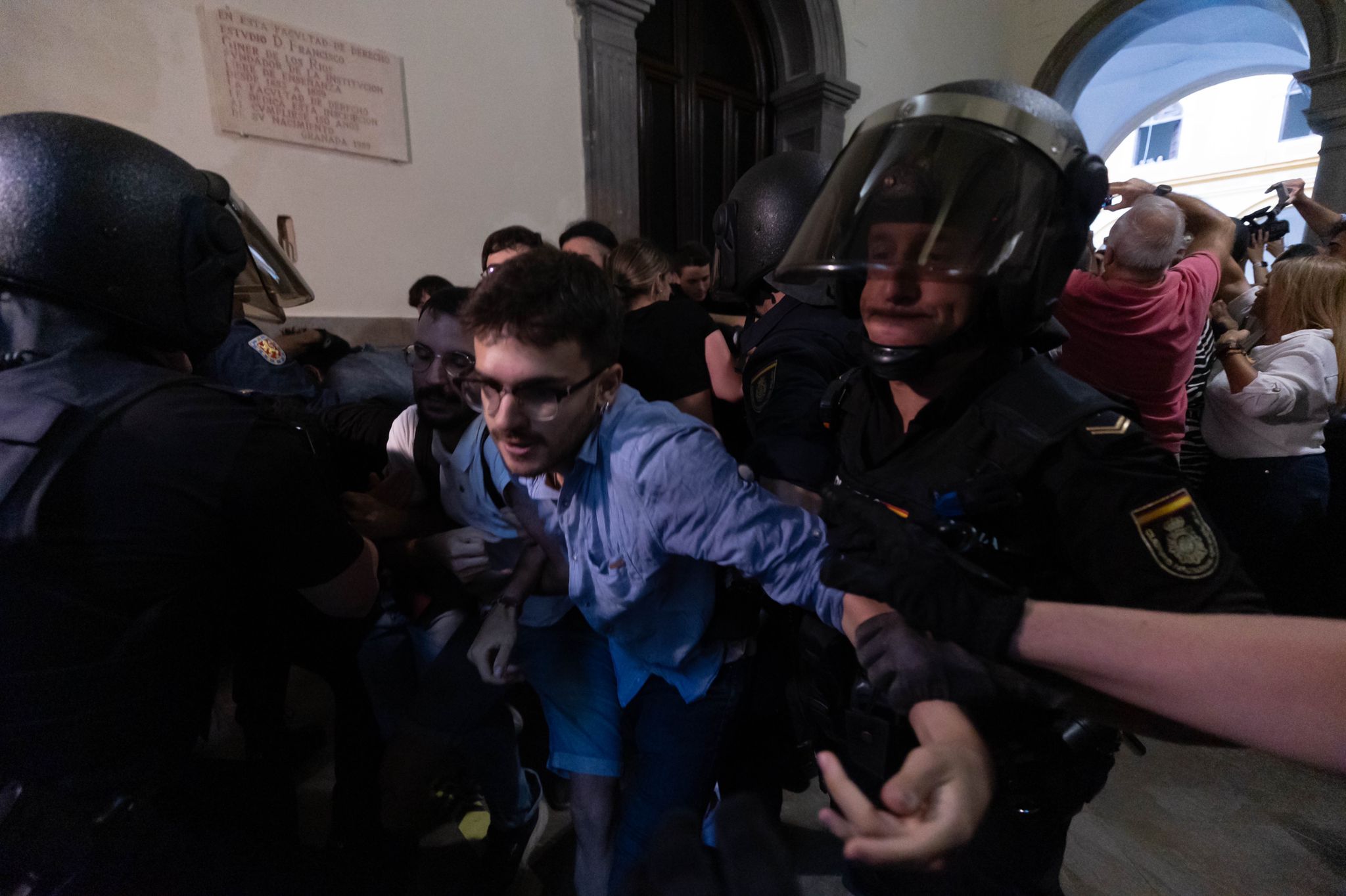 Tensión en la Facultad de Derecho de Granada por el acto de Macarena Olona en el Paraninfo