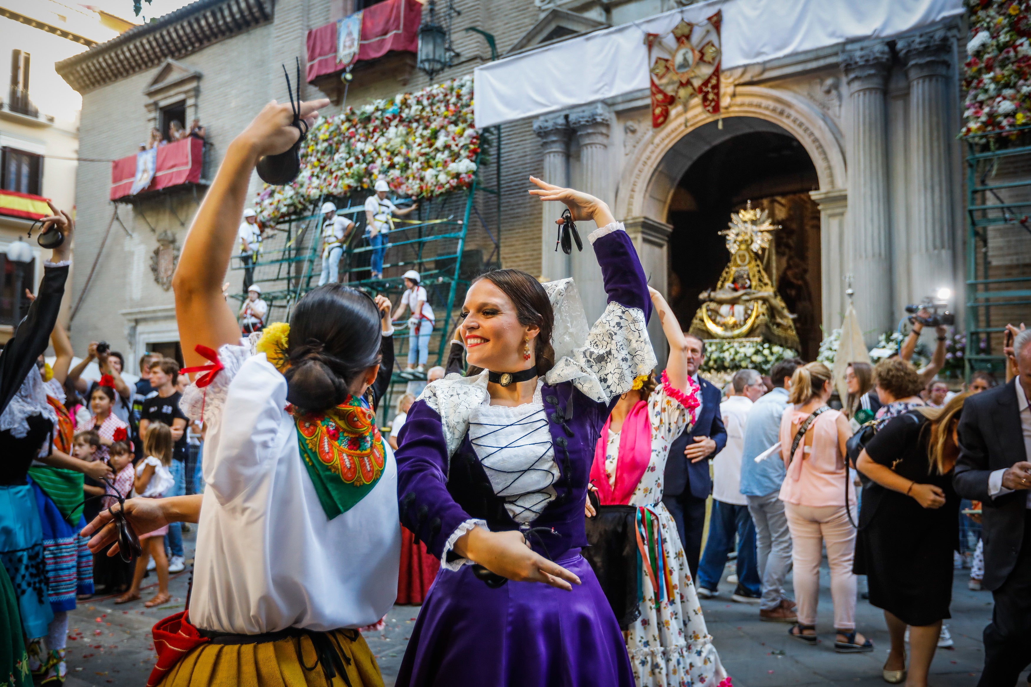 Las imágenes de la ofrenda floral a la Virgen de las Angustias