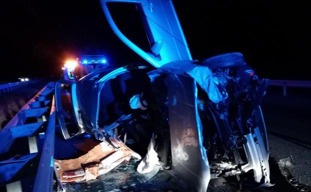 Mueren dos jóvenes de 23 y 27 años en la A-7 y un tercer ocupante sale del coche por su propio pie