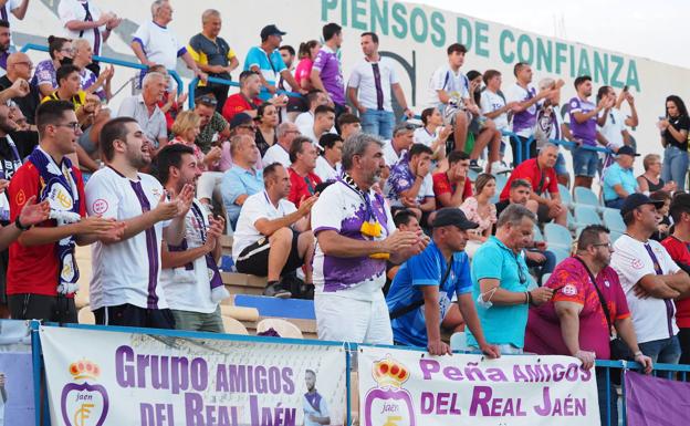 El Real Jaén golea en casa al Torre del Mar