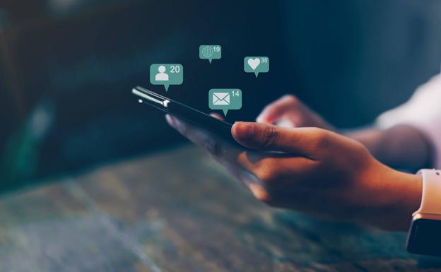 Acusada por acoso telefónico a su exmarido en Granada y darle un mordisco en la espalda