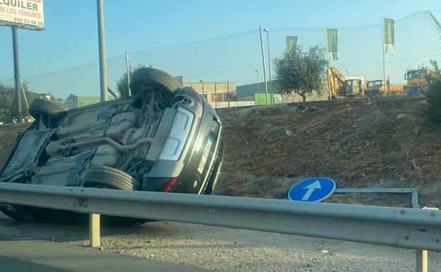 Identificado el conductor del coche volcado en la circunvalación de Granada