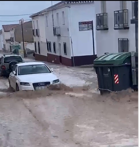 Operarios municipales trabajan para restablecer la normalidad en Casanueva y Zujaira tras la tormenta