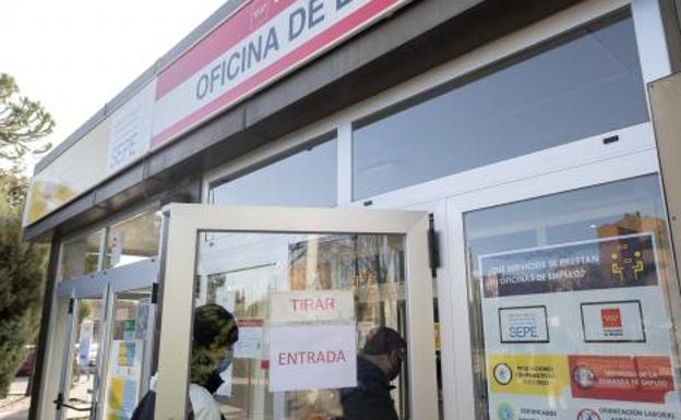 Los trucos para ahorrar gasolina al conducir y al repostar en la gasolinera