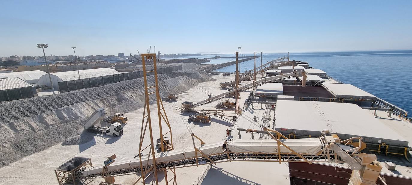 Los puertos de Almería y Carboneras mueven en agosto un 25% más de mercancías que en 2021