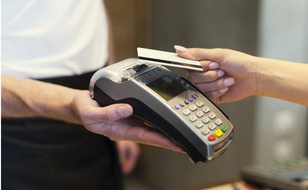 El motivo por el que se recomienda pedir copia al pagar con tarjeta