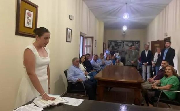 La popular Encarnación López se convierte en la primera alcaldesa en la historia de Cádiar