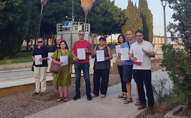 Los vecinos de Nueva Andalucía recogen cerca de 1.200 firmas para demandar limpieza y seguridad