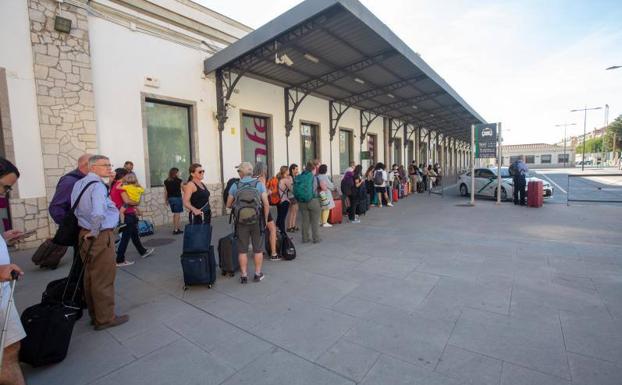 La huelga de taxis deja largas colas en la estación de AVE y se deja notar en un día de gran afluencia turística