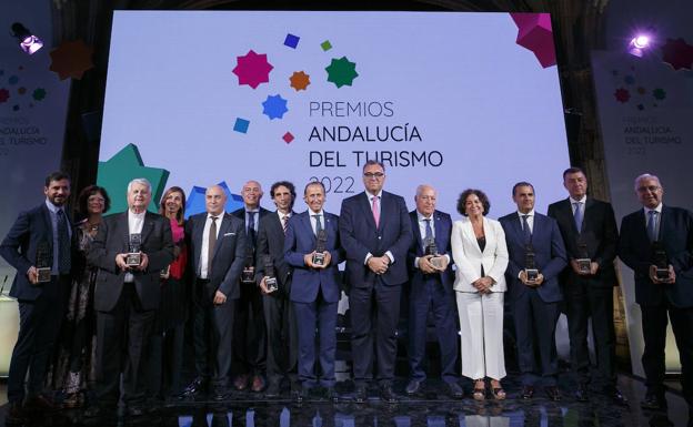 Foto de familia de los galardonados. /Pepe Marín