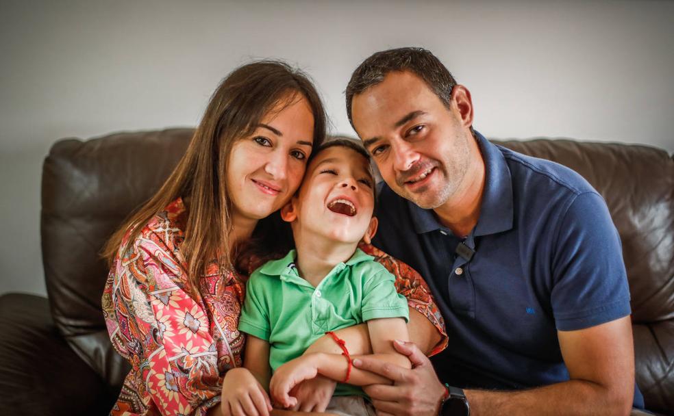 La lucha de unos padres para que la vida de su hijo Adrián no se apague