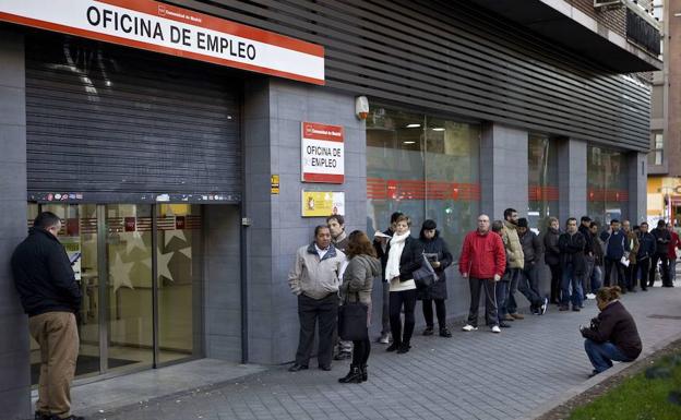 Casi la mitad de los parados lleva más de un año sin encontrar trabajo