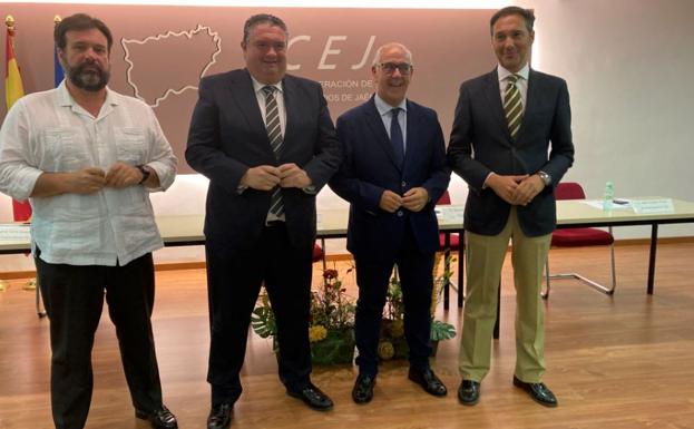 La Junta se compromete con los empresarios a agilizar la burocracia