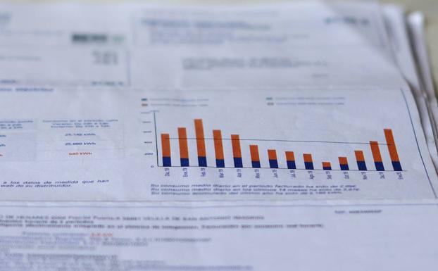 ¿Qué es el 'cargo normativo', el nuevo impuesto que encarece la factura de la luz?