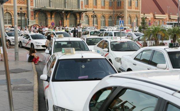 Los conductores de VTC pasarán un examen y no podrán aparcar a 300 metros de las estaciones y del puerto de Almería