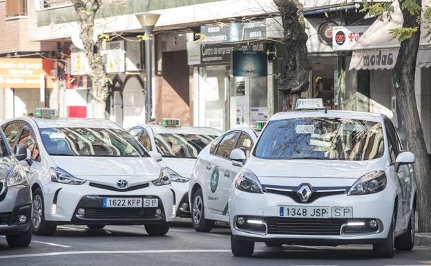 El taxi exige más competencias para los entes locales y anuncia movilizaciones por el decreto de la Junta