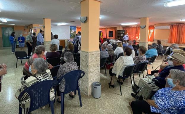 La Junta homenajea al Centro de Participación Activa de Alcaudete en el Día de los Mayores