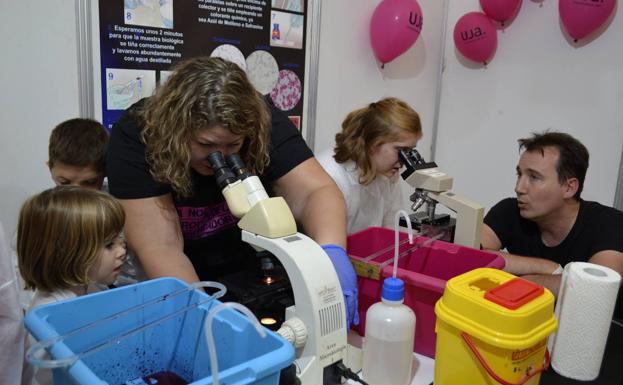 La UJA despierta vocación por la ciencia con La Noche de los Investigadores