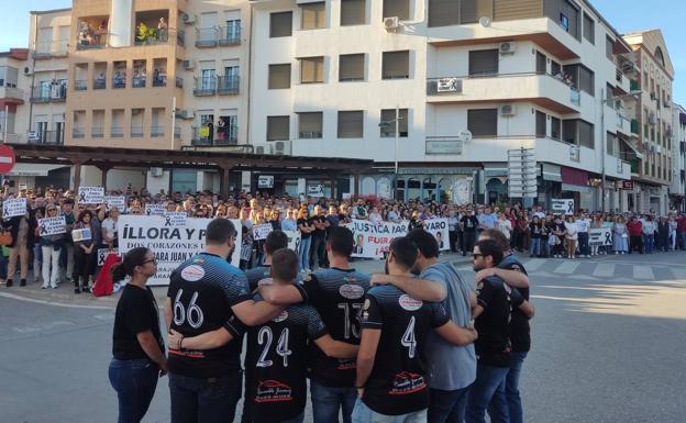 Peal de Becerro recuerda a Álvaro con el respaldo de vecinos de Íllora