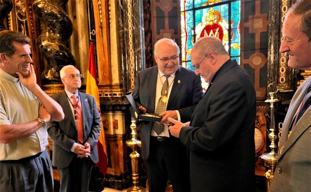 La primera visita del arzobispo coadjutor fue a la patrona