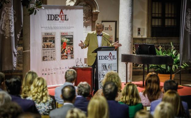 Abierta la exposición '90 años de historia', un paseo por las portadas de IDEAL
