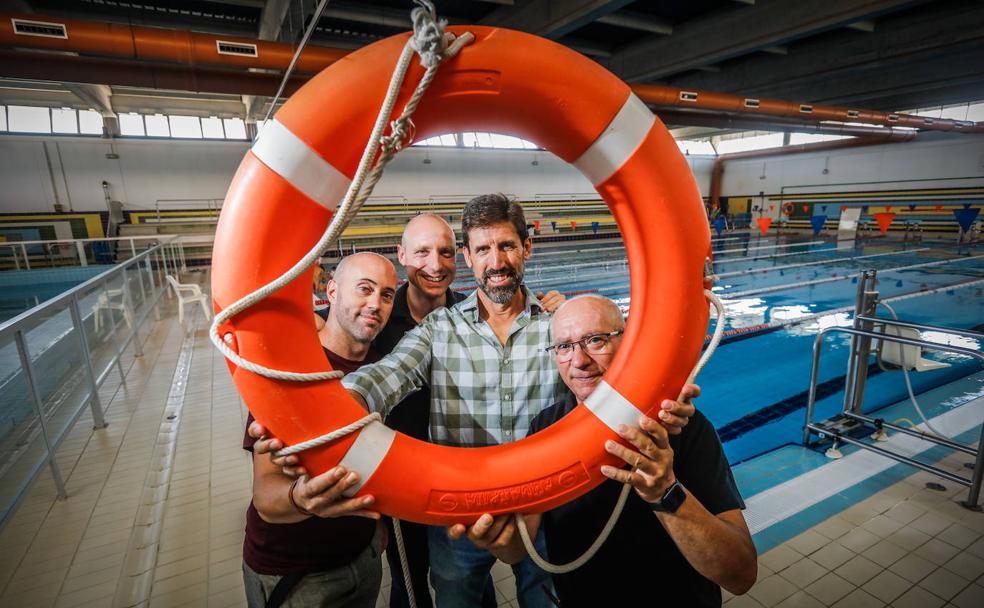 Los salvavidas de la piscina de la Chana