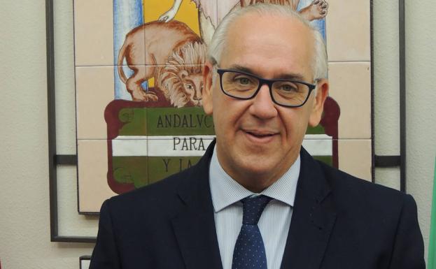 «El socialismo ha practicado políticas de derechas y el PP, políticas socialdemócratas»