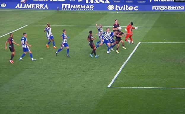 Manos extrañas pero decisivas en el gol de Rubio y penalti a Ricard