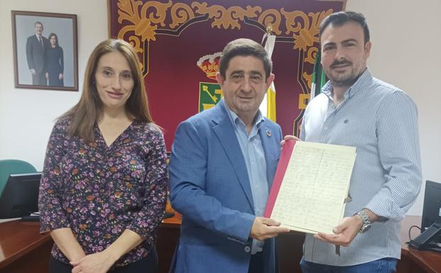 Quesada recibe una copia de una carta sobre la estancia de Miguel Hernández en la cárcel