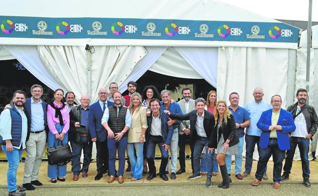 El agua no frenó un lunes de feria marcado por quedadas de convivencia de colectivos