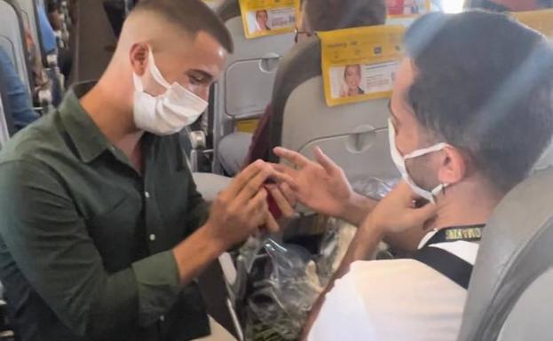 La viral pedida de matrimonio de un almeriense sobre un avión