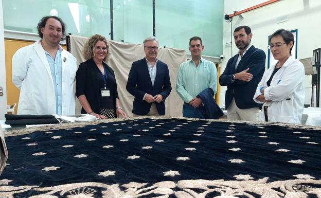 Así avanza la espectacular restauración del manto de la Virgen de las Angustias de Vera