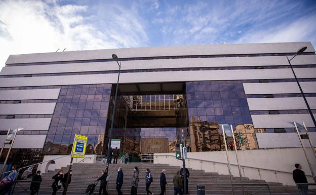 El alcalde plantea a los operadores jurídicos nuevas opciones que mantendrían el eje del Centro