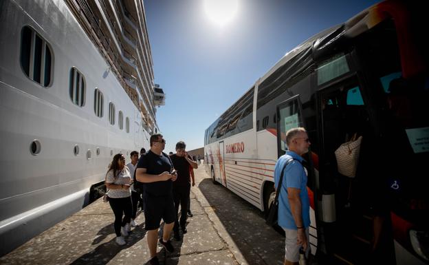 Motril recibe dos cruceros de lujo en un solo día